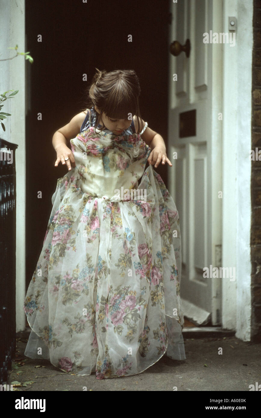 junges Mädchen in Mütter altes Kleid Dress spielen Stockfoto