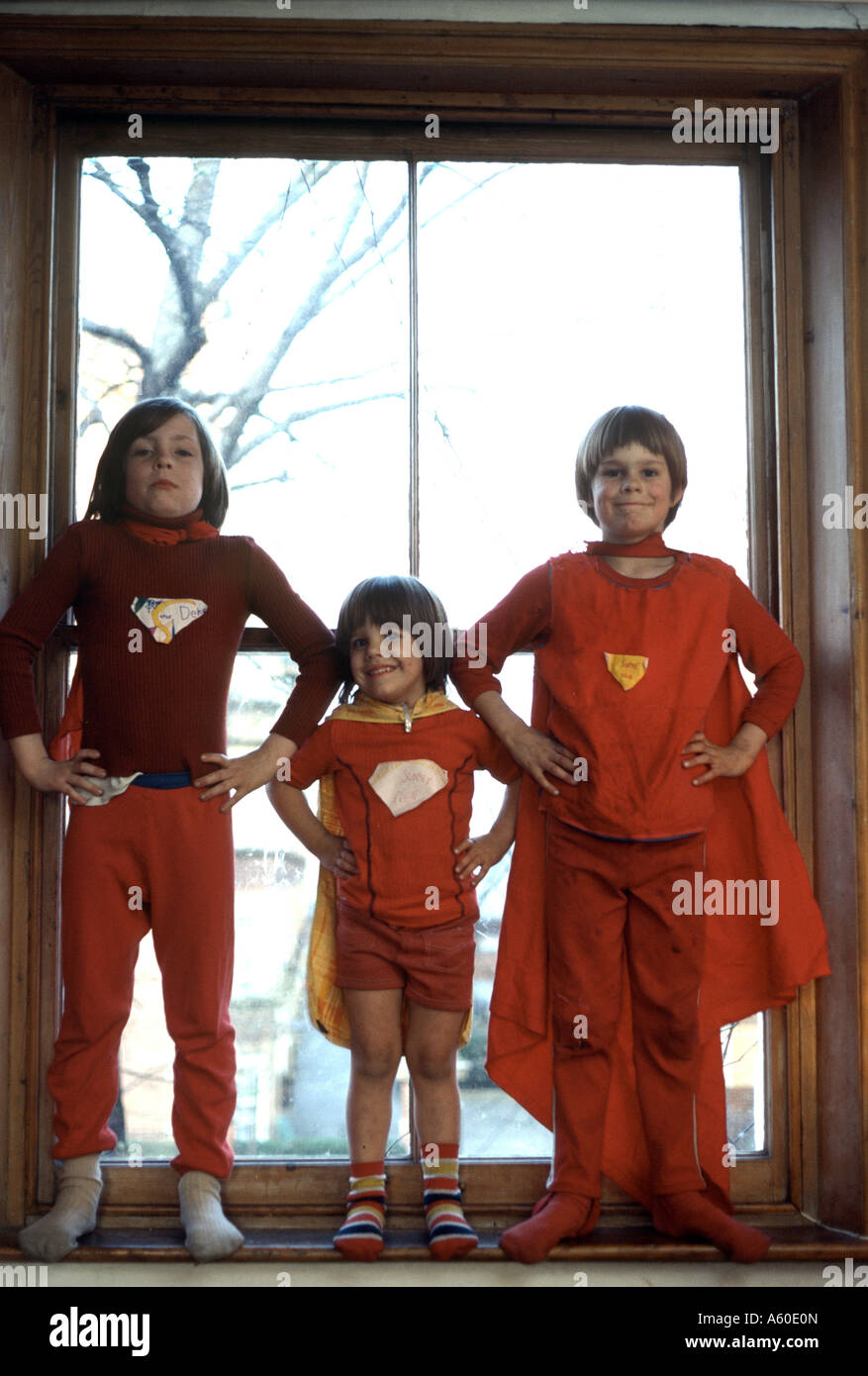 Kinder tragen hausgemachte Superman outfits Stockfoto