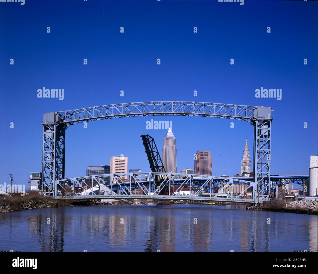 Brücke über Fluss, Cleveland, Cuyahoga County, Ohio, USA Stockfoto