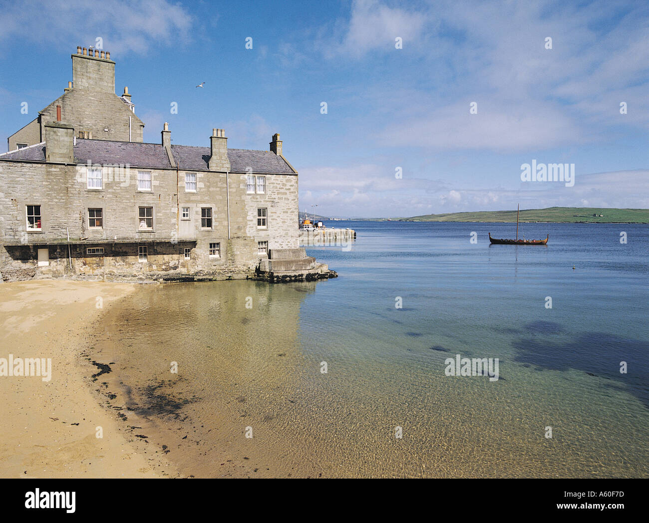 dh-Lerwick-Hafen, LERWICK SHETLAND Waterfront Häuser, und Sandstrand Stockfoto