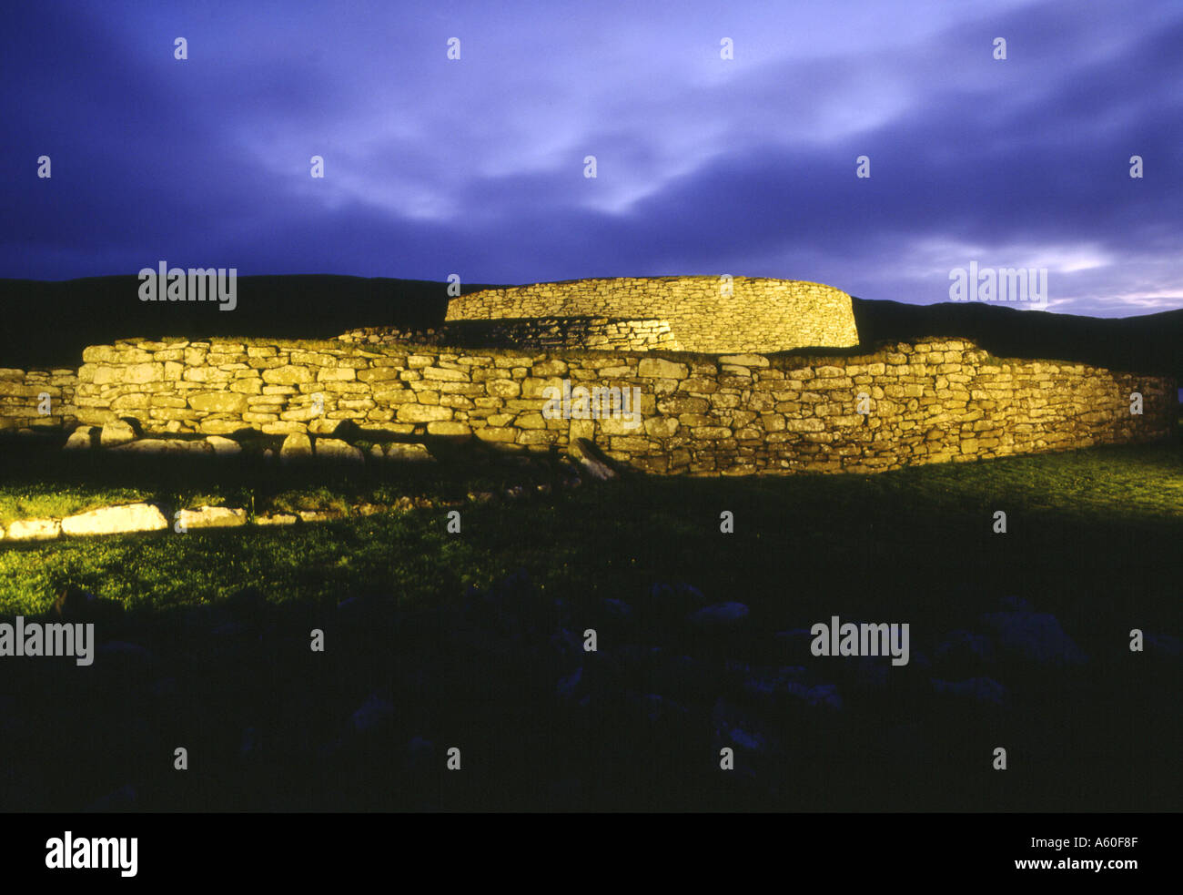 dh CLICKIMIN BROCH SHETLAND Iron Age Broch defensive Befestigung flutbeleuchtet um Mitternacht Mittsommerturm Schottland schottischen Brochs Stockfoto