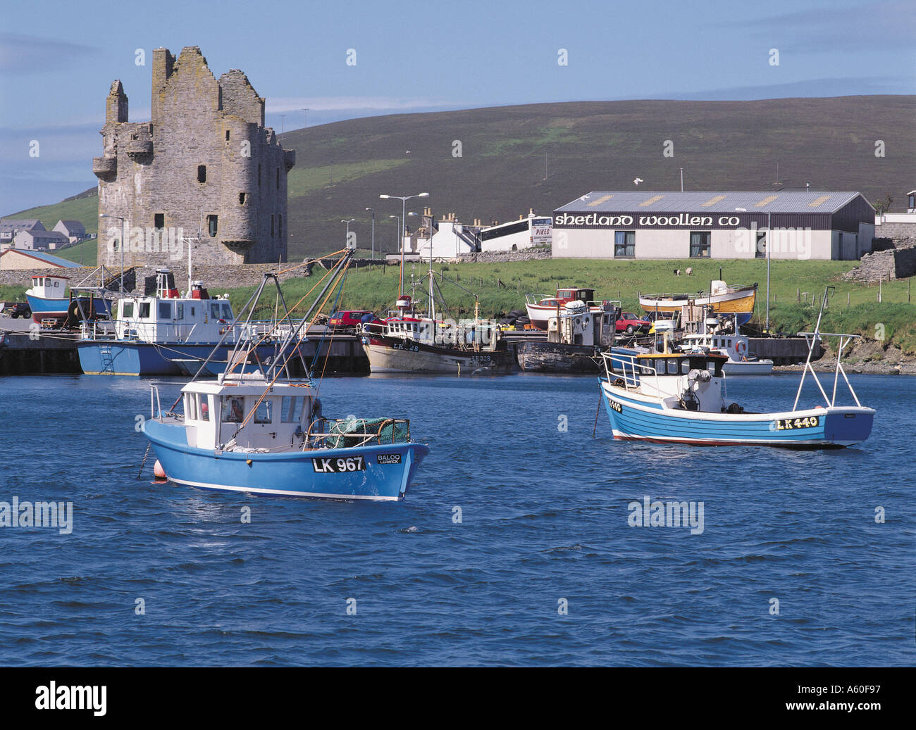 dh Scalloway Castle SCALLOWAY SHETLAND Fischerboot und Scalloway Castle Stockfoto