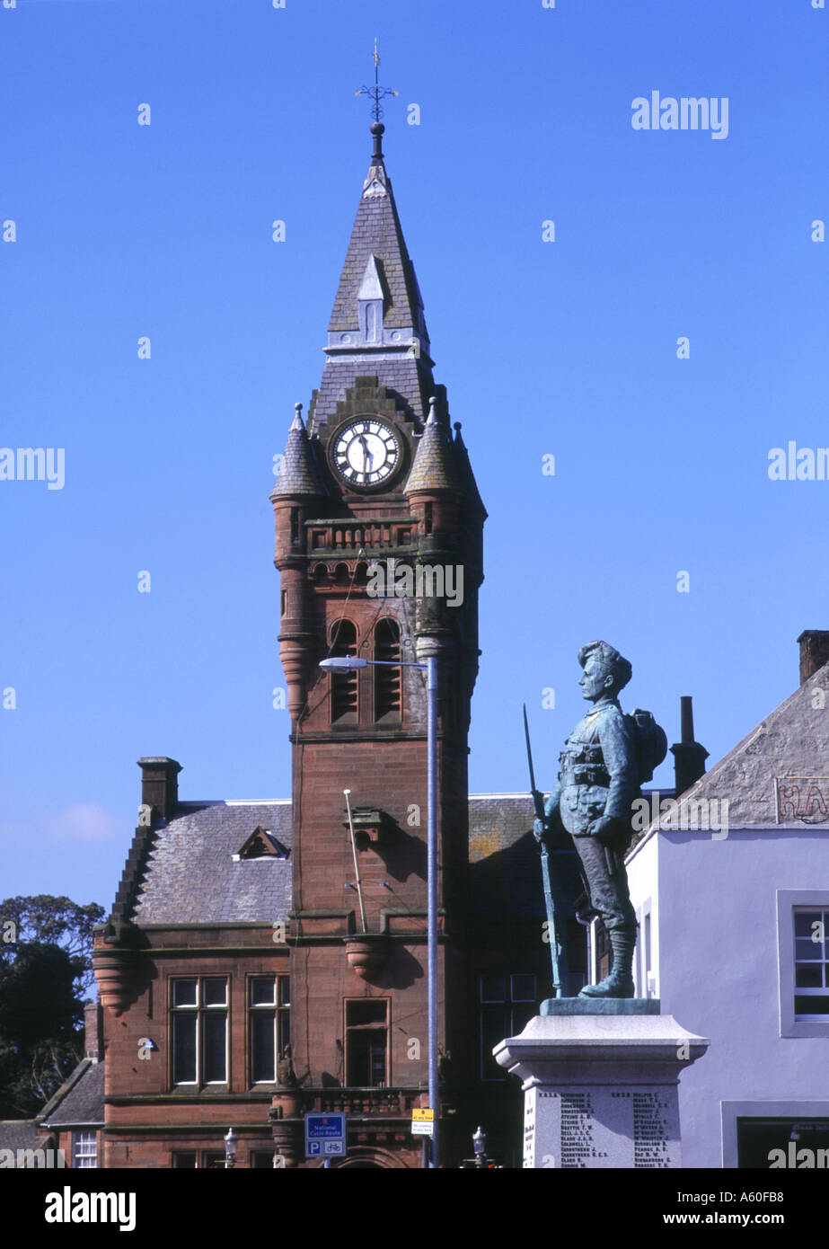 dh Townhall ANNAN DUMFRIES Tower Uhr Kriegs-Gedenkstatue schottland galloway dumfriesshire Stadt Stockfoto