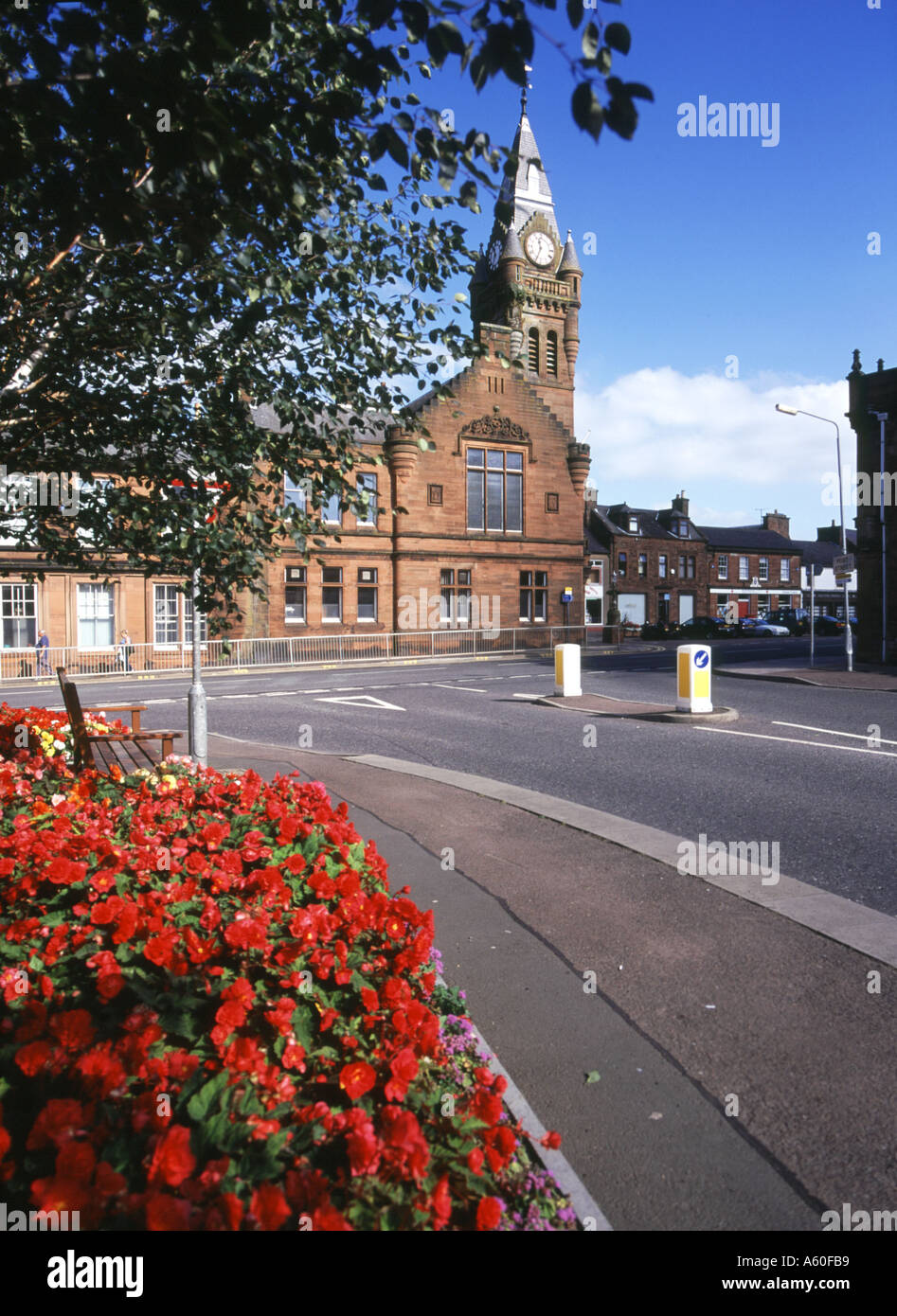 dh Townhall ANNAN DUMFRIES Tower Uhr Blumen Blumendarstellung galloway dumfriesshire Stadt Stockfoto