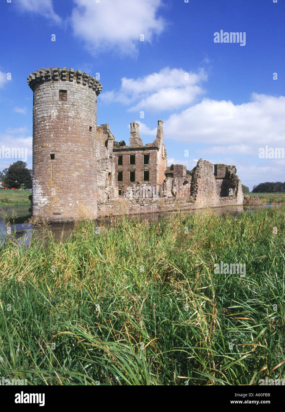 dh Caerlaverock Castle CAERLAVEROCK DUMFRIES Schottisches Dreieck Burggraben rund Turret Mudrochs Tower scottish solway grenzt an schottland Tiefland Stockfoto