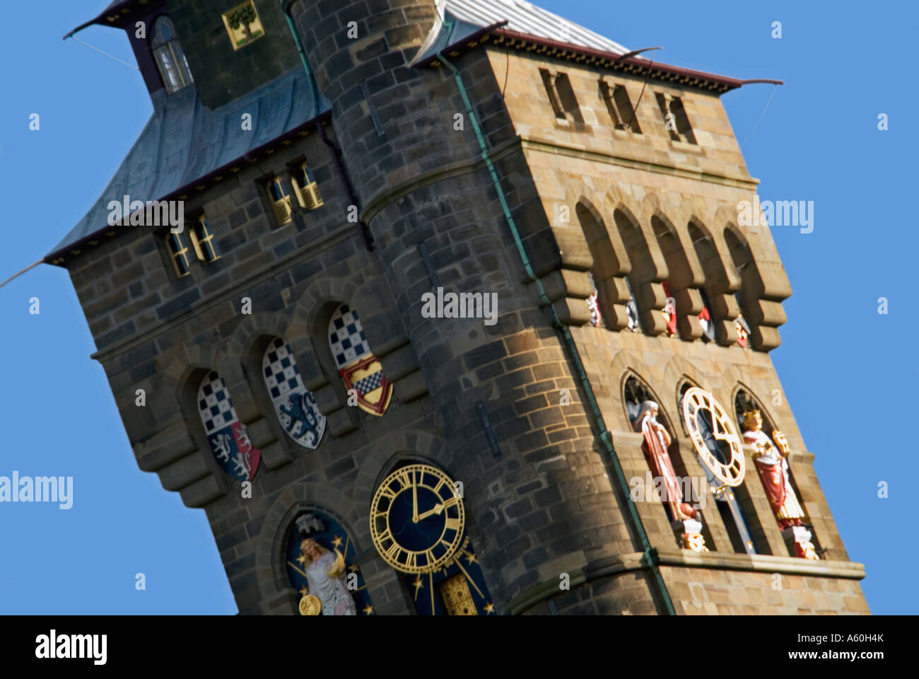 Horizontale abstrakt Nahaufnahme des Marquis von Bute Clock Tower in Cardiff Castle "Castell Caerdydd" vor einem blauen Himmel. Stockfoto