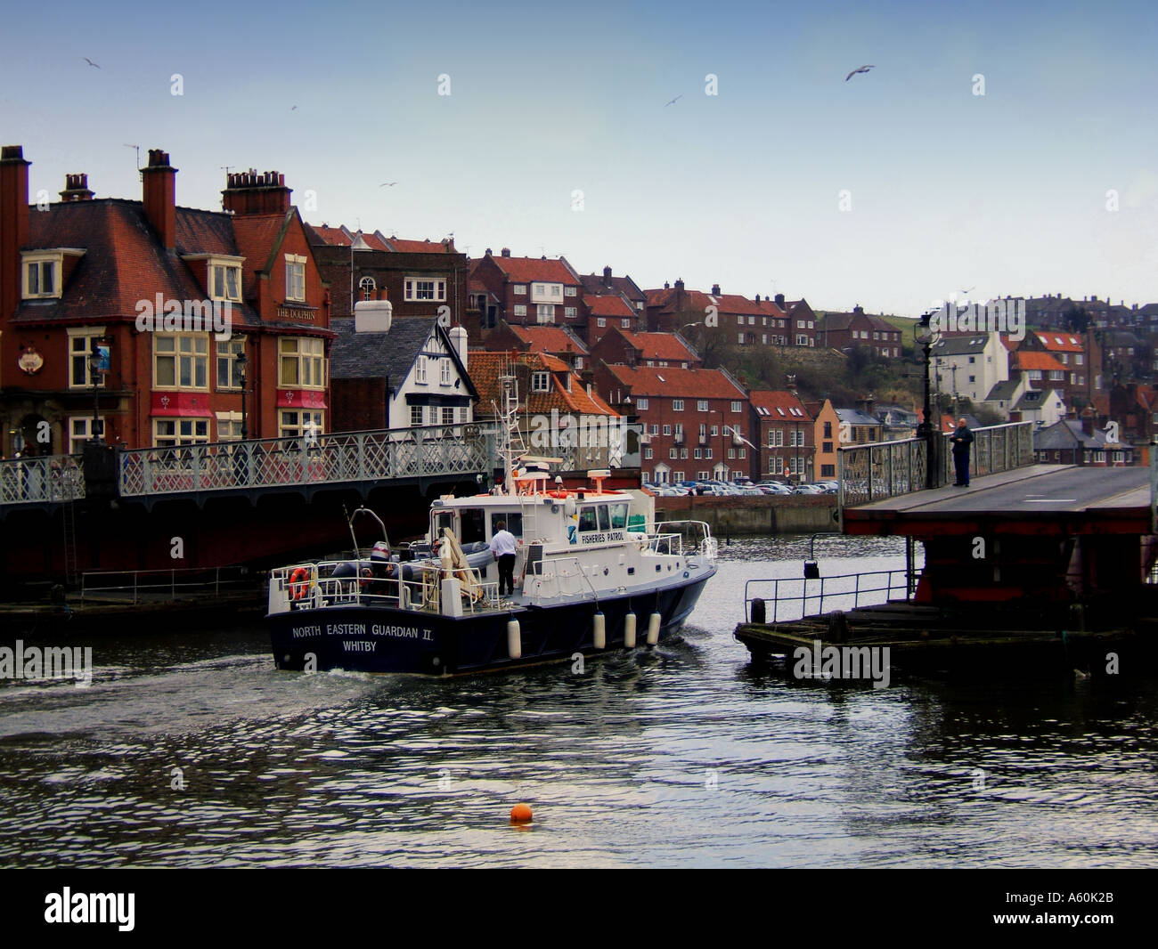 Fischerei Patrouille North Eastern Guardian 2 durch die Drehbrücke im Hafen von Whitby Stockfoto