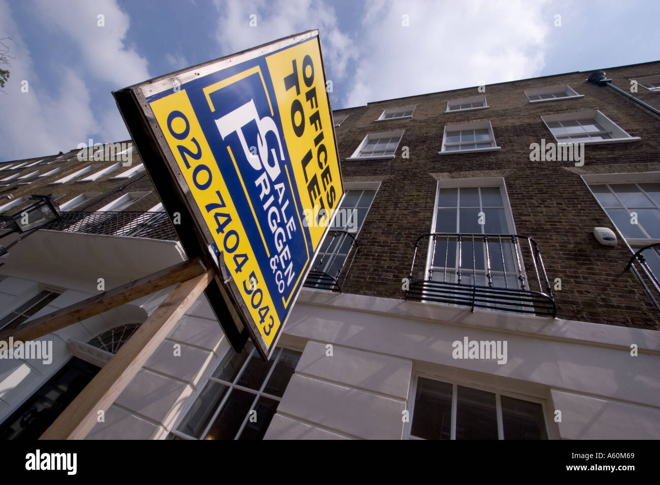 Immobilienmakler, um Schilder vor Londoner Anwesen zu unterschreiben Stockfoto