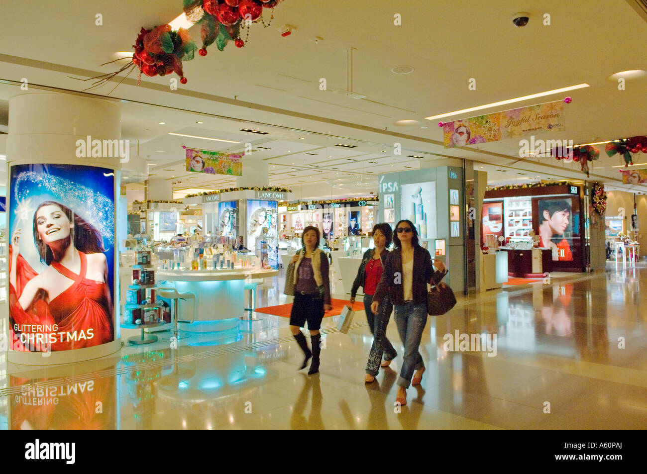 Hong Kong China. Shopping-Mall speichert in New World Centre auf Salisbury Road in Tsim Sha Tsui Bereich von Kowloon auf Victoria Harbour. Stockfoto