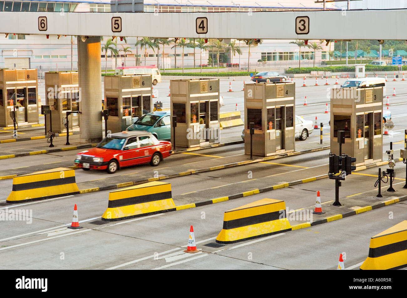 Autobahn Maut Stand Automaten am Eingang der Western Harbour Crossing Road tunnel verbinden Kowloon, Hong Kong Island. China Stockfoto