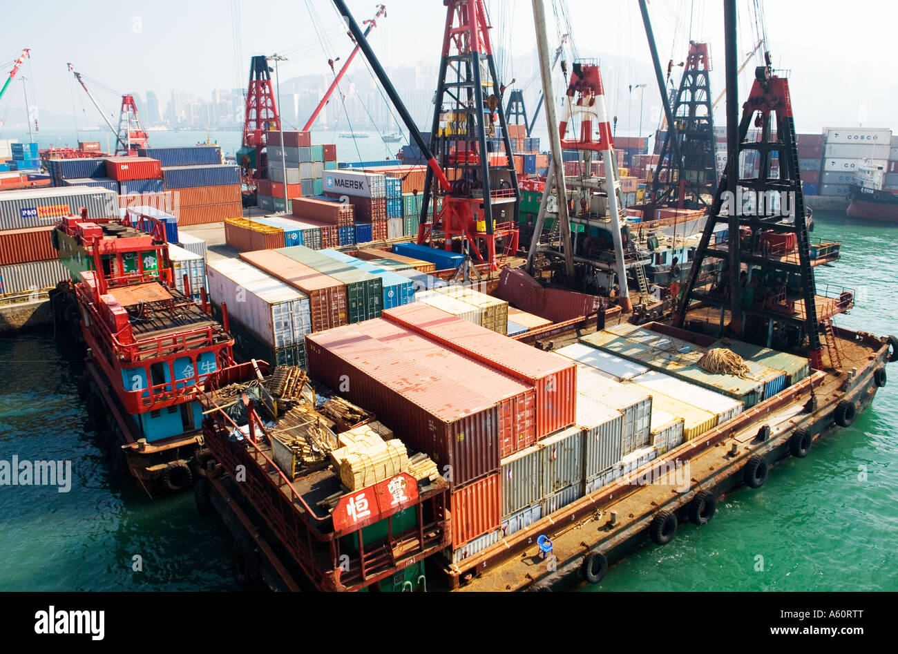 FrachtContainer Schiffe angedockt am Tsim Sha Tsui East, Kowloon mit