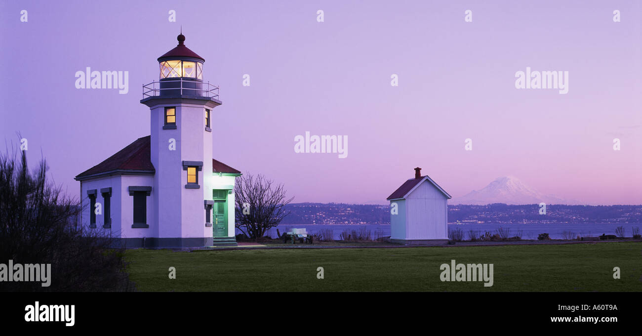Leichte Station Point Robinson und Mount Rainier auf Maury Island Washington USA Stockfoto