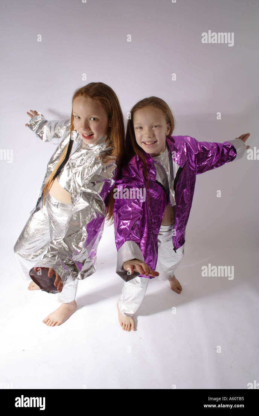 Zwillingsschwestern stellen 10 Jahre im Theaterstil für die Kamera Stockfoto