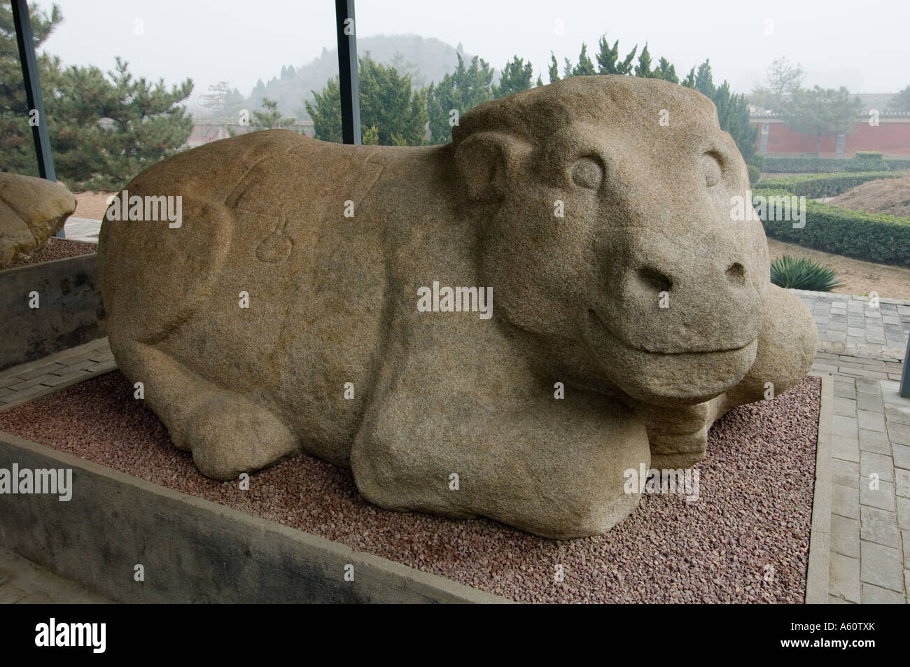 Konkubinen Mausoleum in der Nähe von Xi ' an, Provinz Shaanxi, China. Antike alte Steinschnitt Ochsen stammt aus der westlichen Han-Dynastie Stockfoto