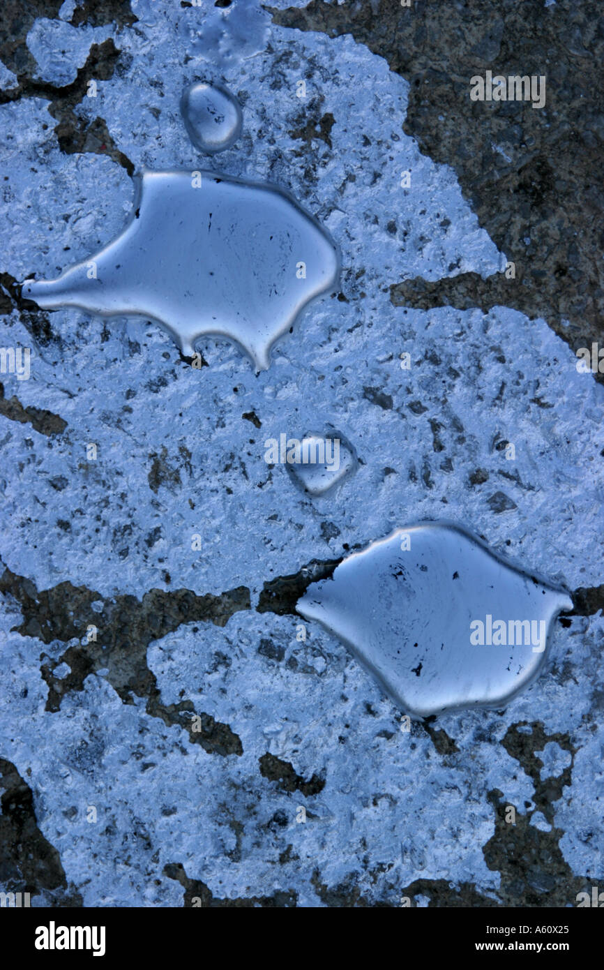 Gegossene Silber Malen Seifenblasen Auf Strasse Stockfotografie Alamy