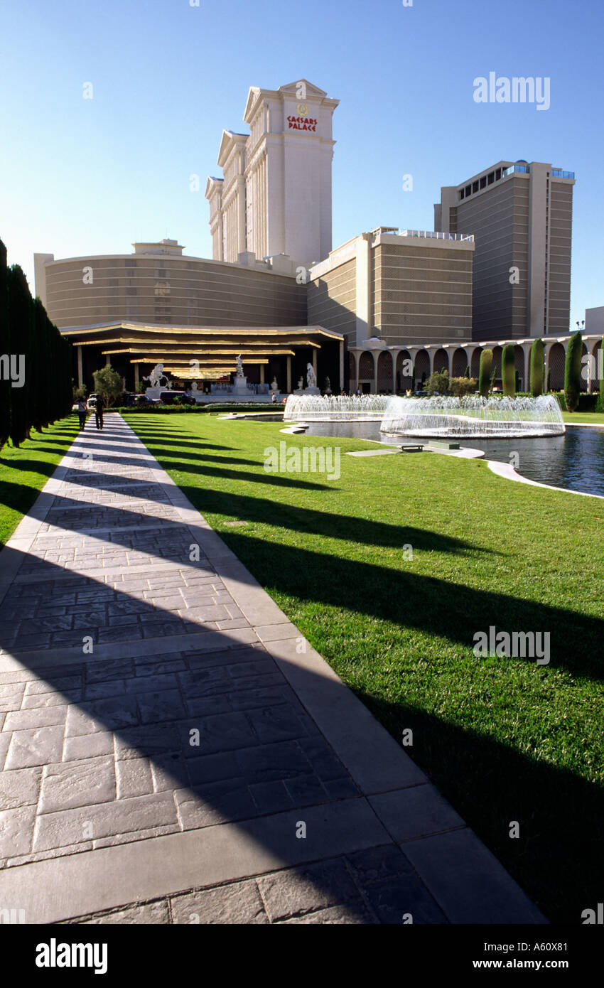 Tanne Bäume Schatten werfen über einen Wanderweg auf dem Gelände des Caesars Palace Hotel and Casino, Las Vegas, Nevada. Stockfoto