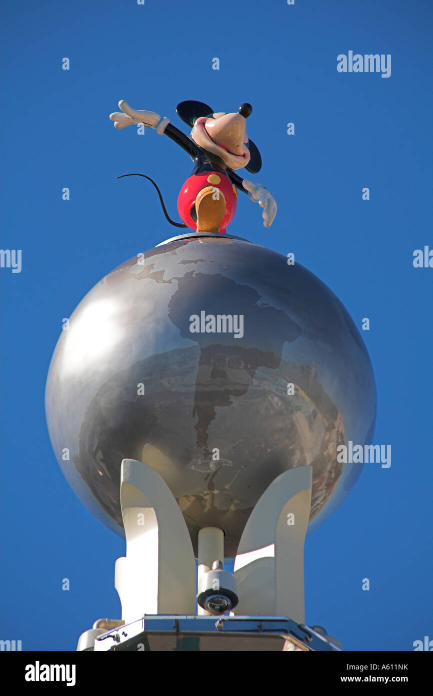 Mickey Mouse stehend auf Globus der Welt, am Eingang zu den Disney MGM Studios, Orlando, Florida, USA Stockfoto