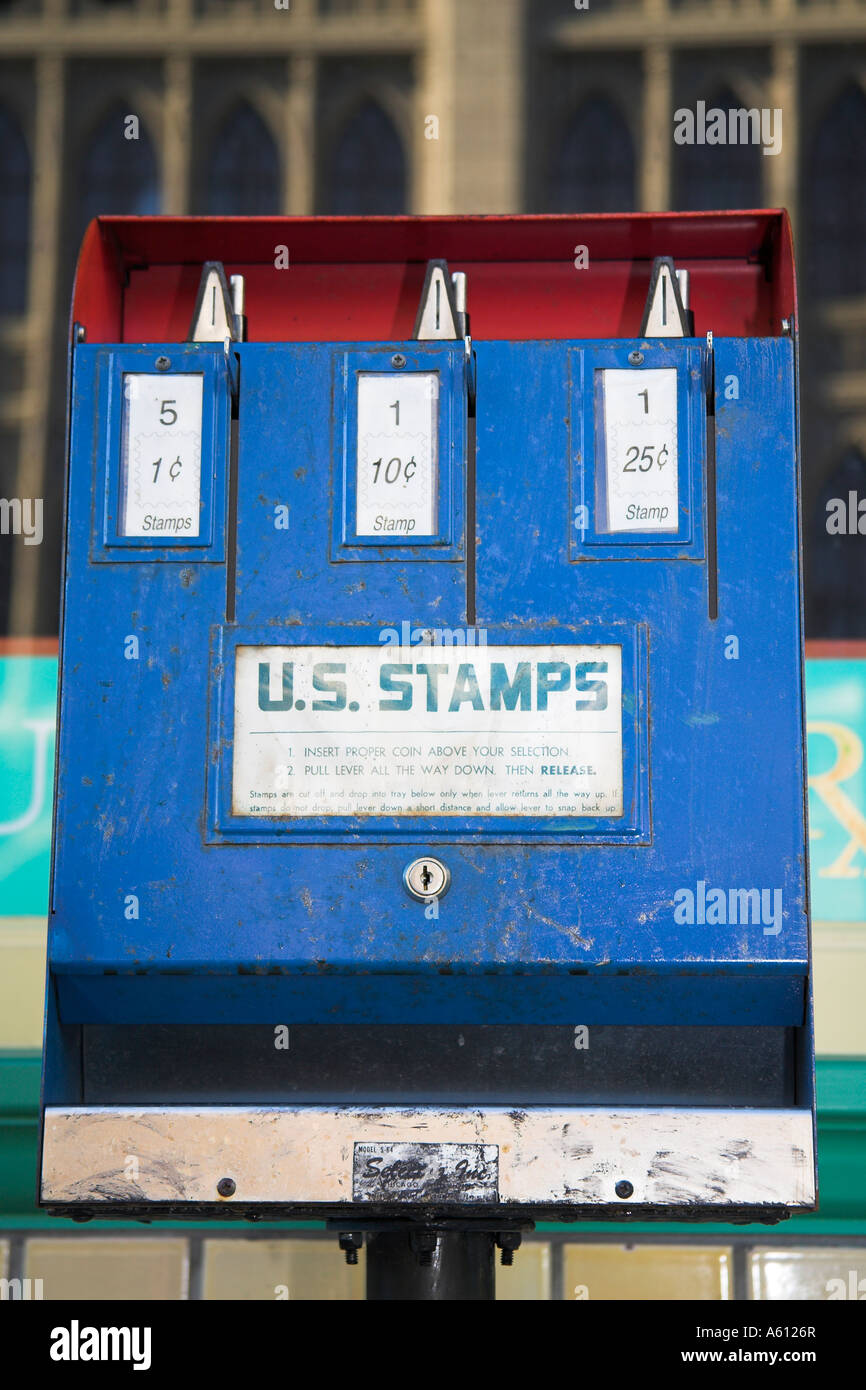 Antike US-Briefmarken-Automaten in Straße, Disney-MGM Studios, Orlando, Florida, USA Stockfoto