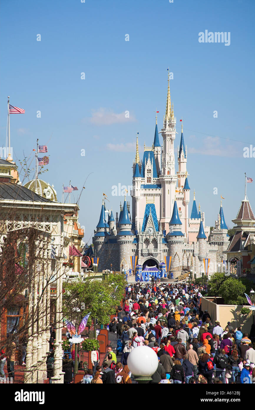Blick entlang der Main Street, Cinderella Castle, Magic Kingdom, Disneyworld, Orlando, Florida, USA Stockfoto