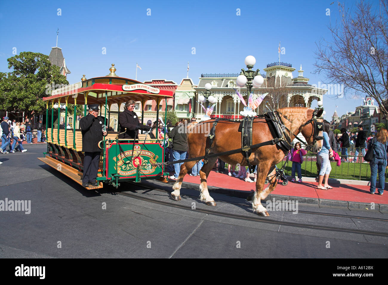 Pferd zieht Kutsche in Main Street, Magic Kingdom, Disney World, Orlando, Florida, USA Stockfoto