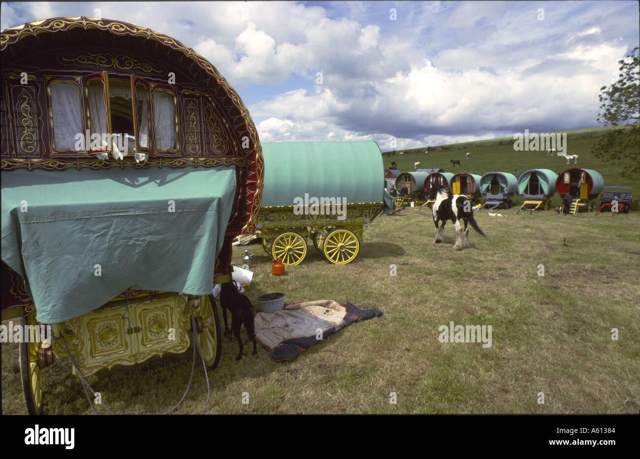 Traditionelle Roma-Bogen Top Wagen Appleby Horse Fair Cumbria England Roma in Appleby im Juni auf Handel und de gesammelt haben Stockfoto