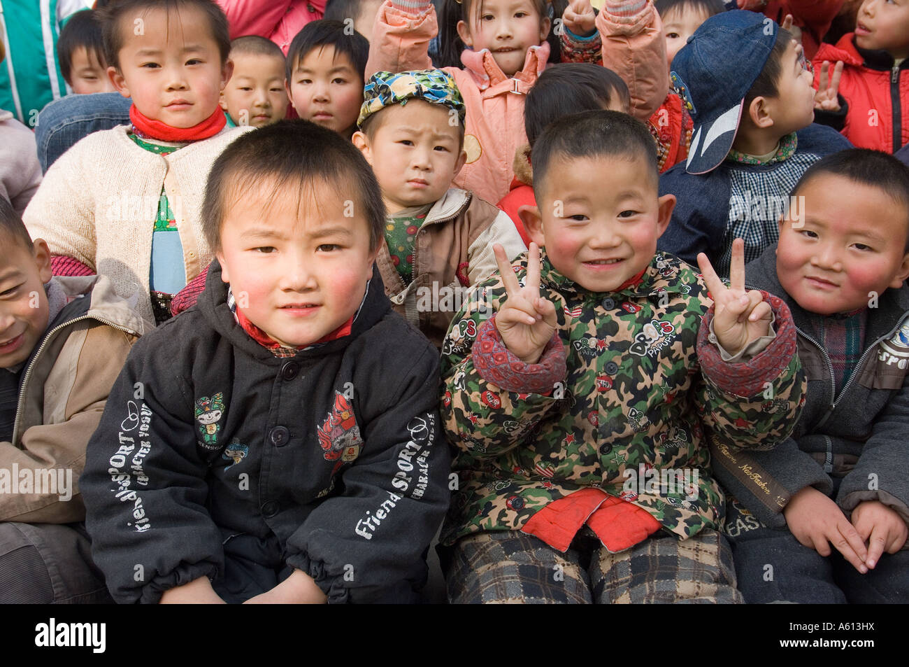 Chinesische Kinder Jungen im Kindergarten Schule in ländlichen Bauernhof Dorf Stadt Buyang in der Nähe von Jinan Stadt in der Provinz Shandong, China Stockfoto