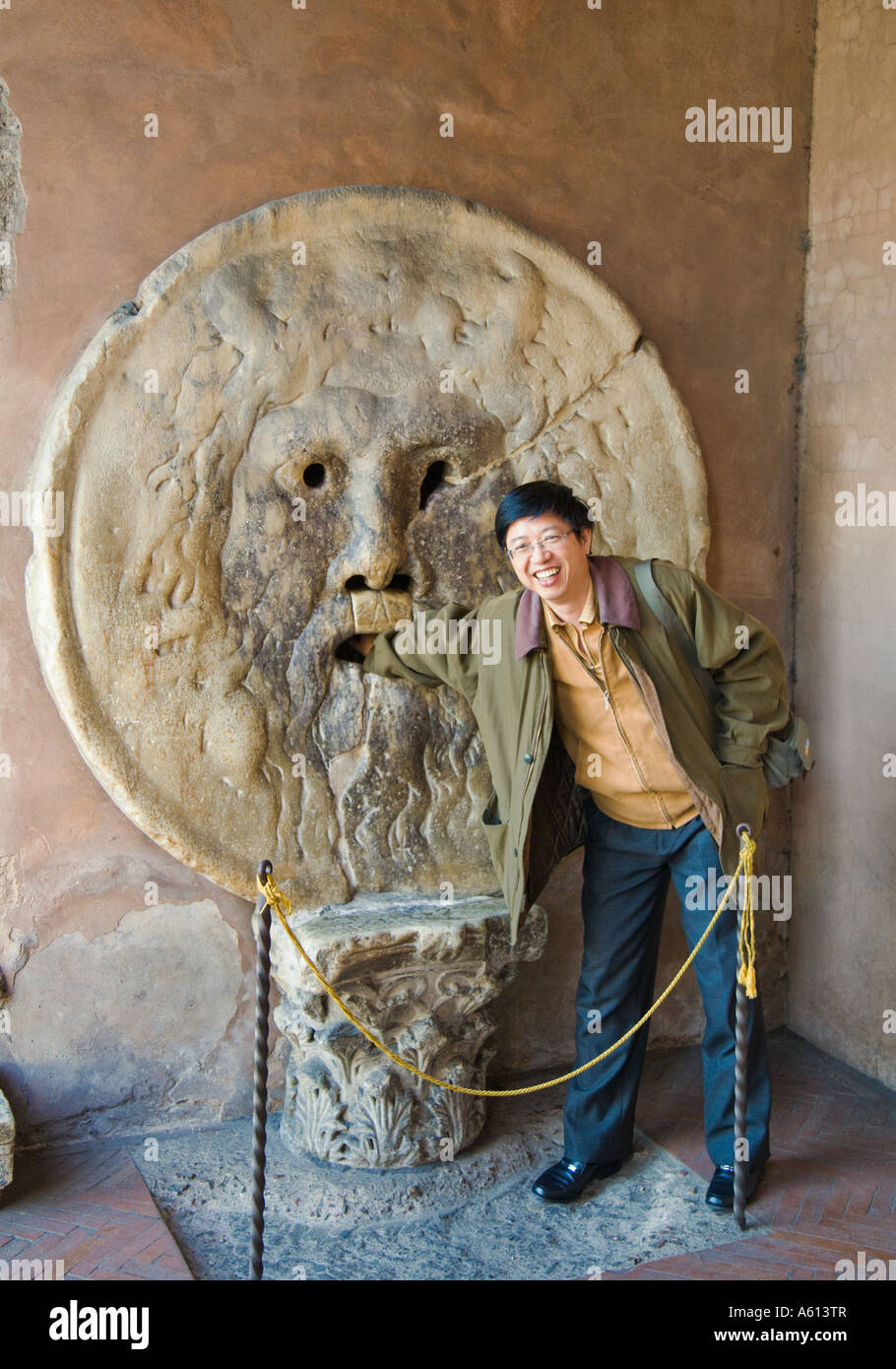 Chinesische Touristen an der Bocca della Verita in Santa Maria in Cosmedin Rom Italien Stockfoto