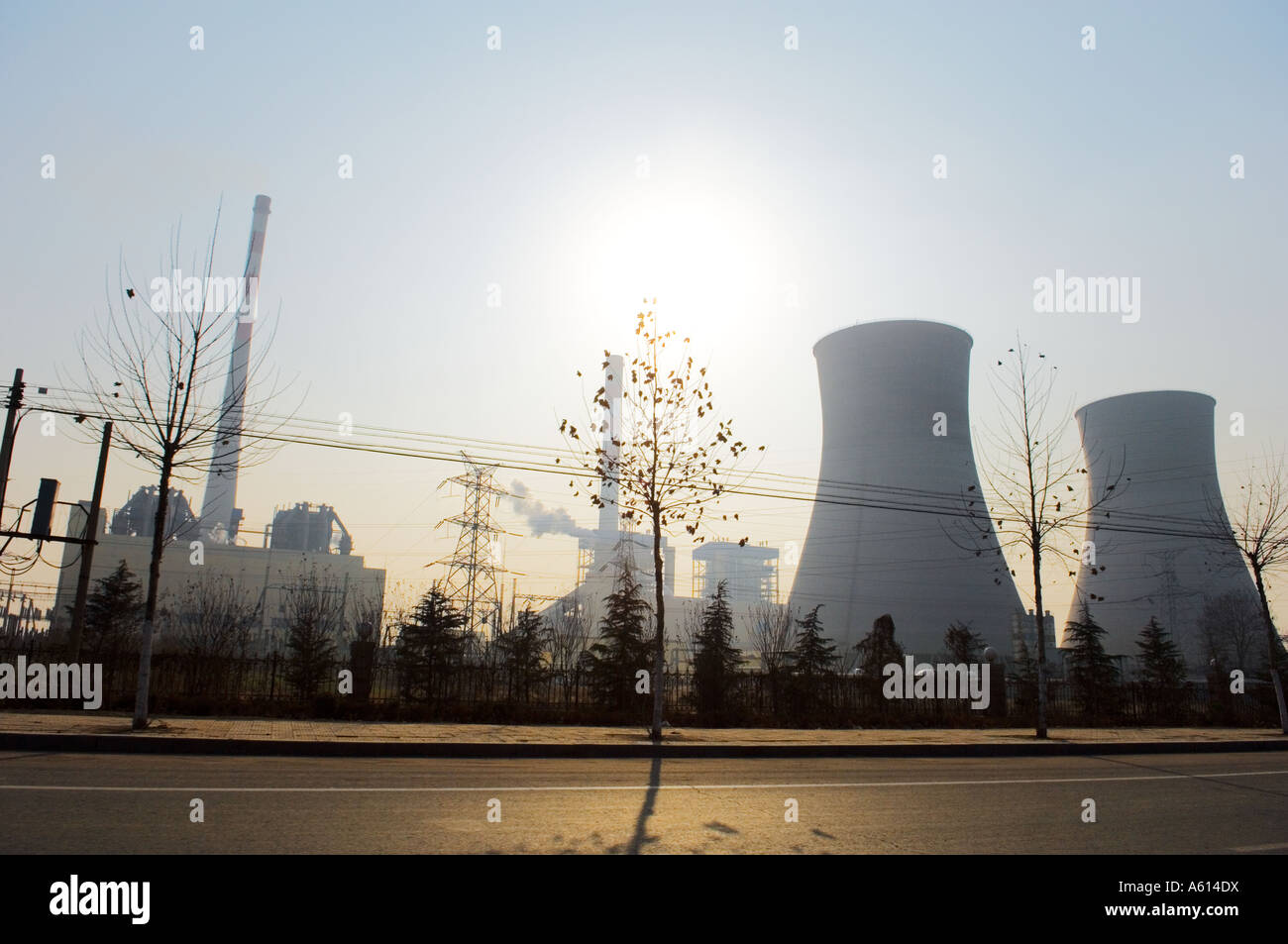 Autobahn Straße Autobahn vorbei an chinesischen Industrieanlage Landschaft Kohle-Kraftwerk in der Nähe der Stadt Jinan, Provinz Shandong, China Stockfoto