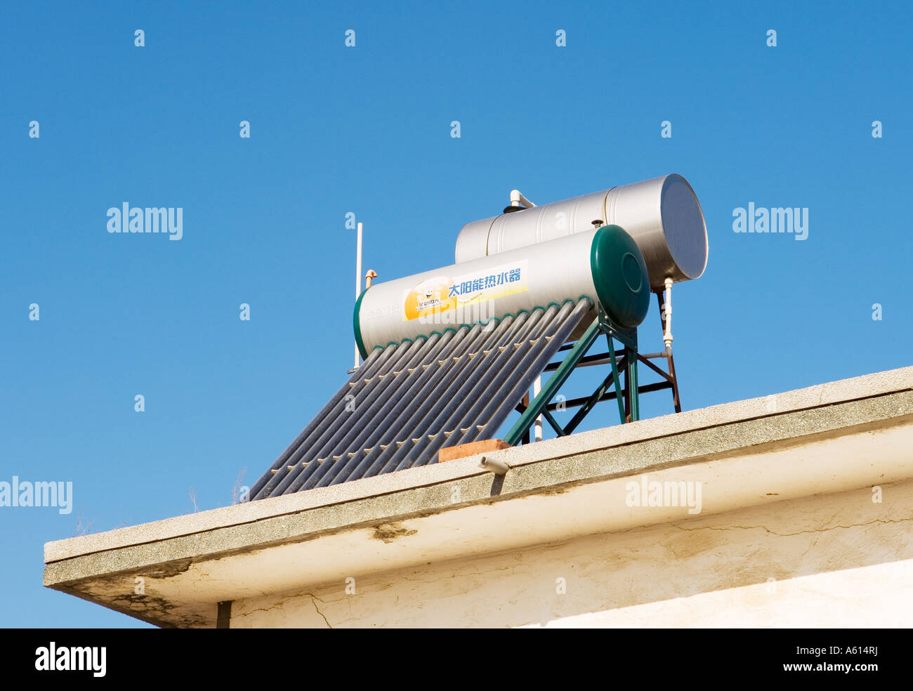 Solarstrom betriebene Heizung Warmwasserspeicher auf Hausdach in ländlichen  landwirtschaftlichen Dorf von Poli in der Nähe von Penglai, Provinz  Shandong, China Stockfotografie - Alamy
