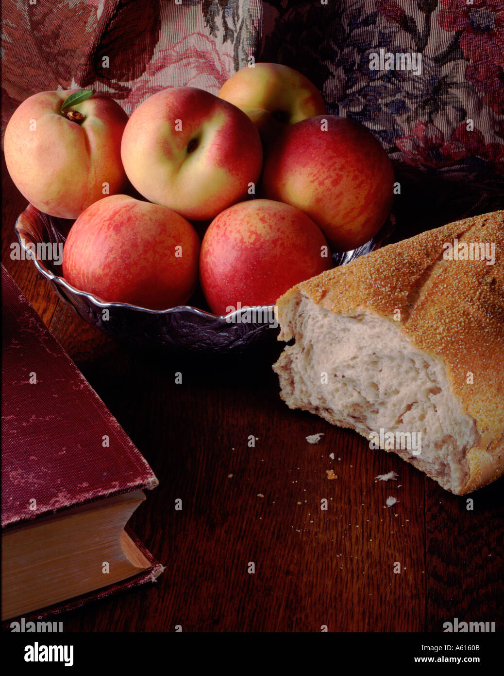 Pfirsiche mit Buch und Brot Stockfoto