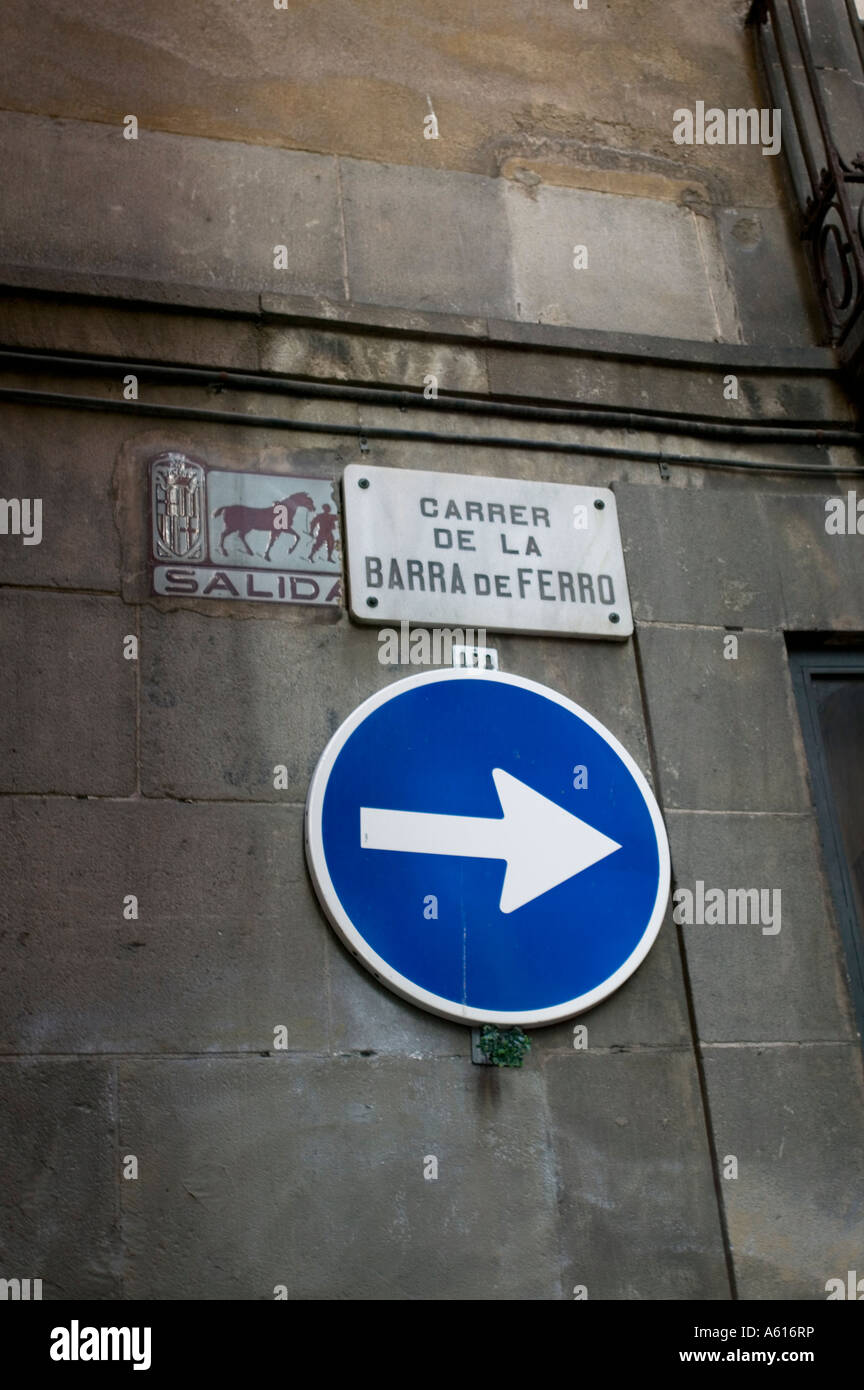 Drei Straßenschilder aus verschiedenen Epochen auf Wand Carrer De La Barra de Ferro geboren Viertel La Ribera Barcelona Katalonien Spanien Stockfoto