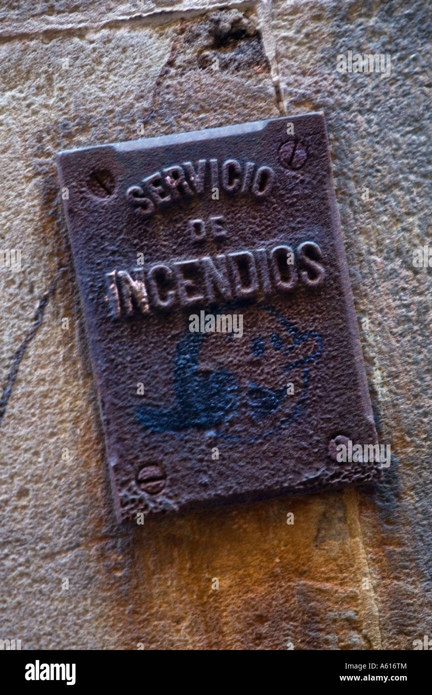Servicio de Incendios in erhöhten Schriftzug auf Rost Eisen Schild an Wand Born Viertel La Ribera Barcelona Katalonien Spanien Stockfoto