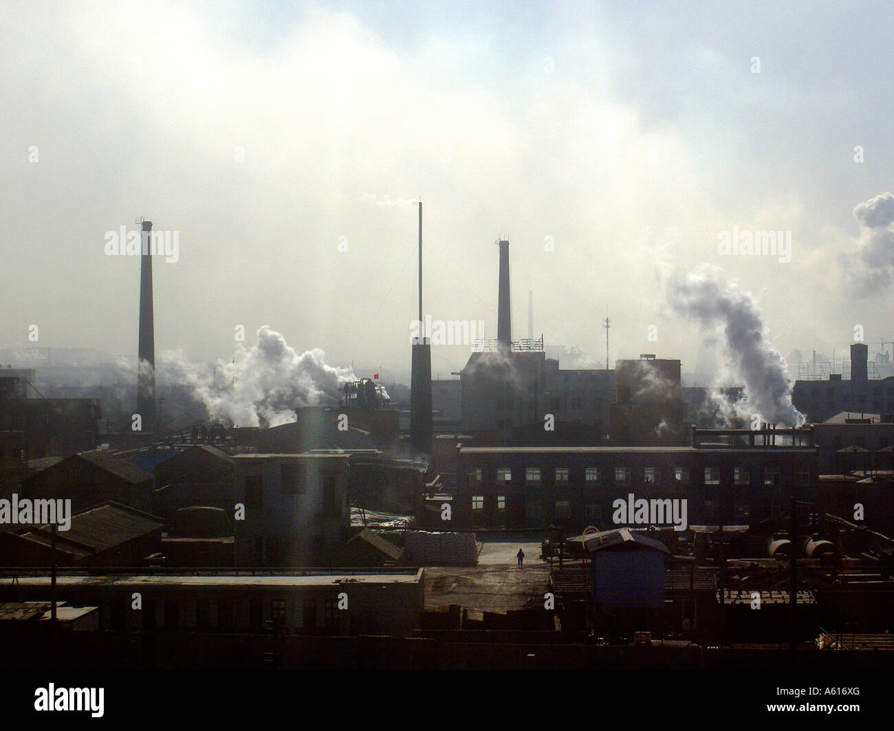 Chinesische industrielle Anlage Landschaft Schornsteine zeigt atmosphärischen Luftverschmutzung in der Nähe von Stadt Zibo, Shandong Provinz, China. Stockfoto
