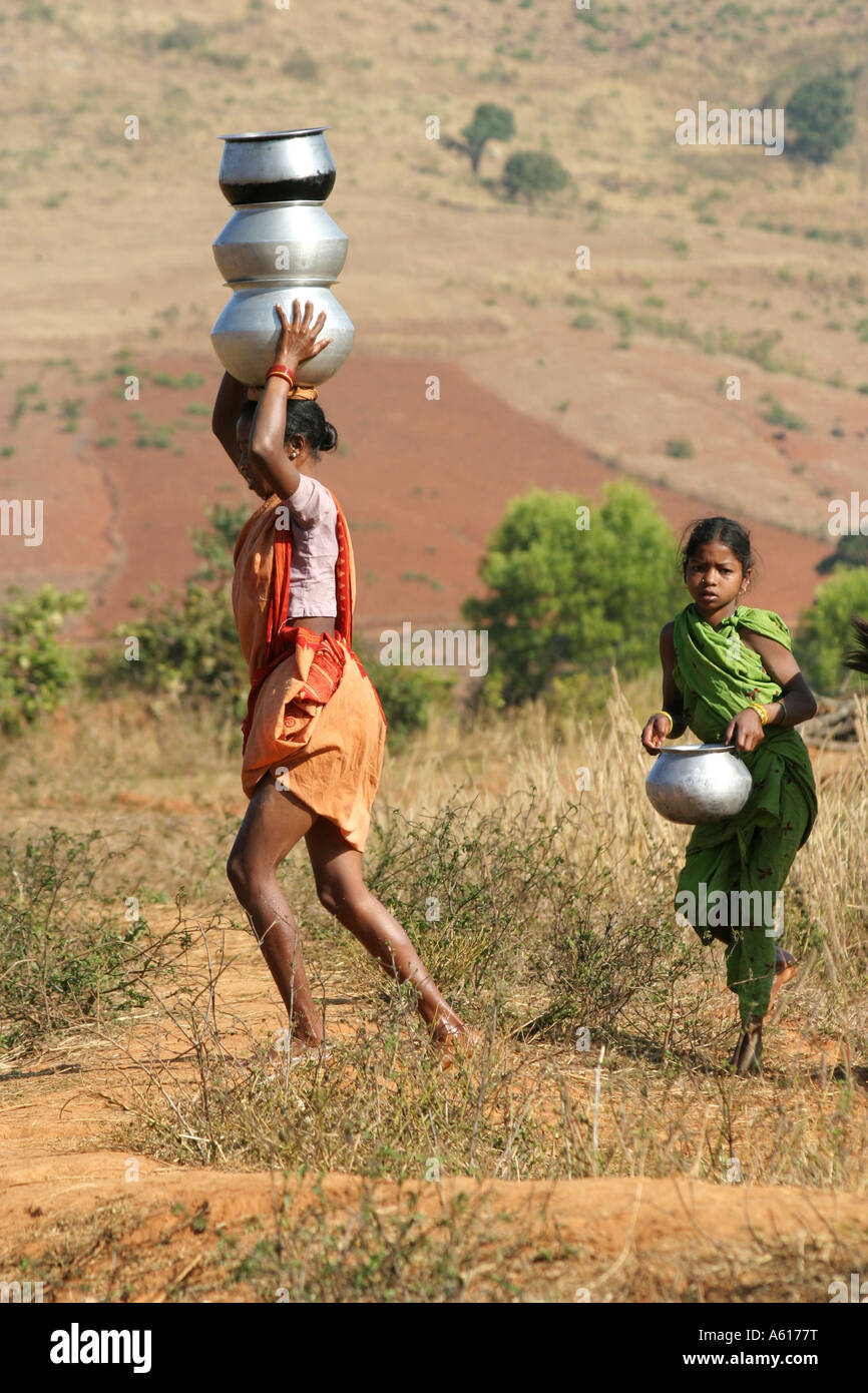 Gadaba Indianerin Töpfe auf dem Kopf tragen. Orissa, Indien Stockfoto