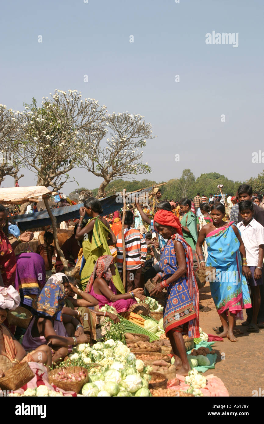 Wöchentliche Wommens Tausch Markt der Desia Paraja und Mali Stämme von Orissa Südindien Stockfoto