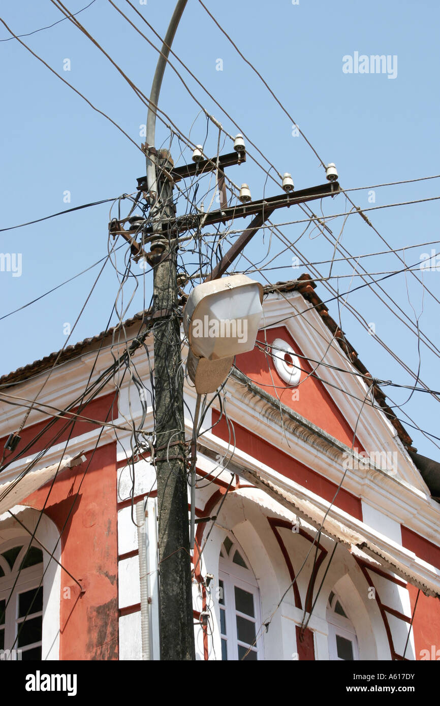 Gewirr von Strom Kabel an der Spitze eines Mastes in Goa, Indien. Stockfoto