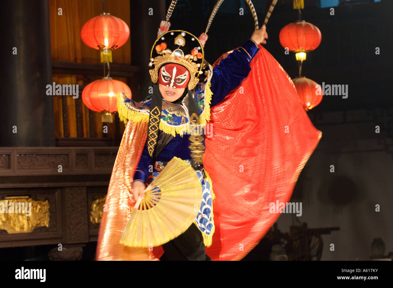 Traditionelle Sichuan Oper Maske kostümierte Tänzer auf der Bühne des Theaters von Wu Hou Schrein in Chengdu, Provinz Sichuan, China Stockfoto