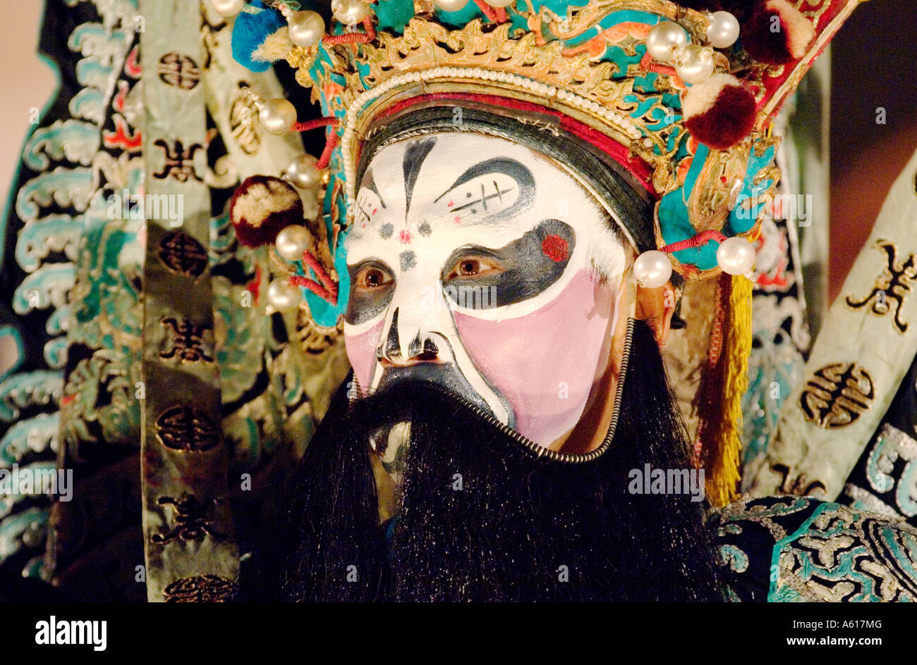 Traditionelle Maske ändern kostümierte Tänzer führt auf der Bühne des Theaters von Wu Hou Schrein in Chengdu, Provinz Sichuan, China Stockfoto