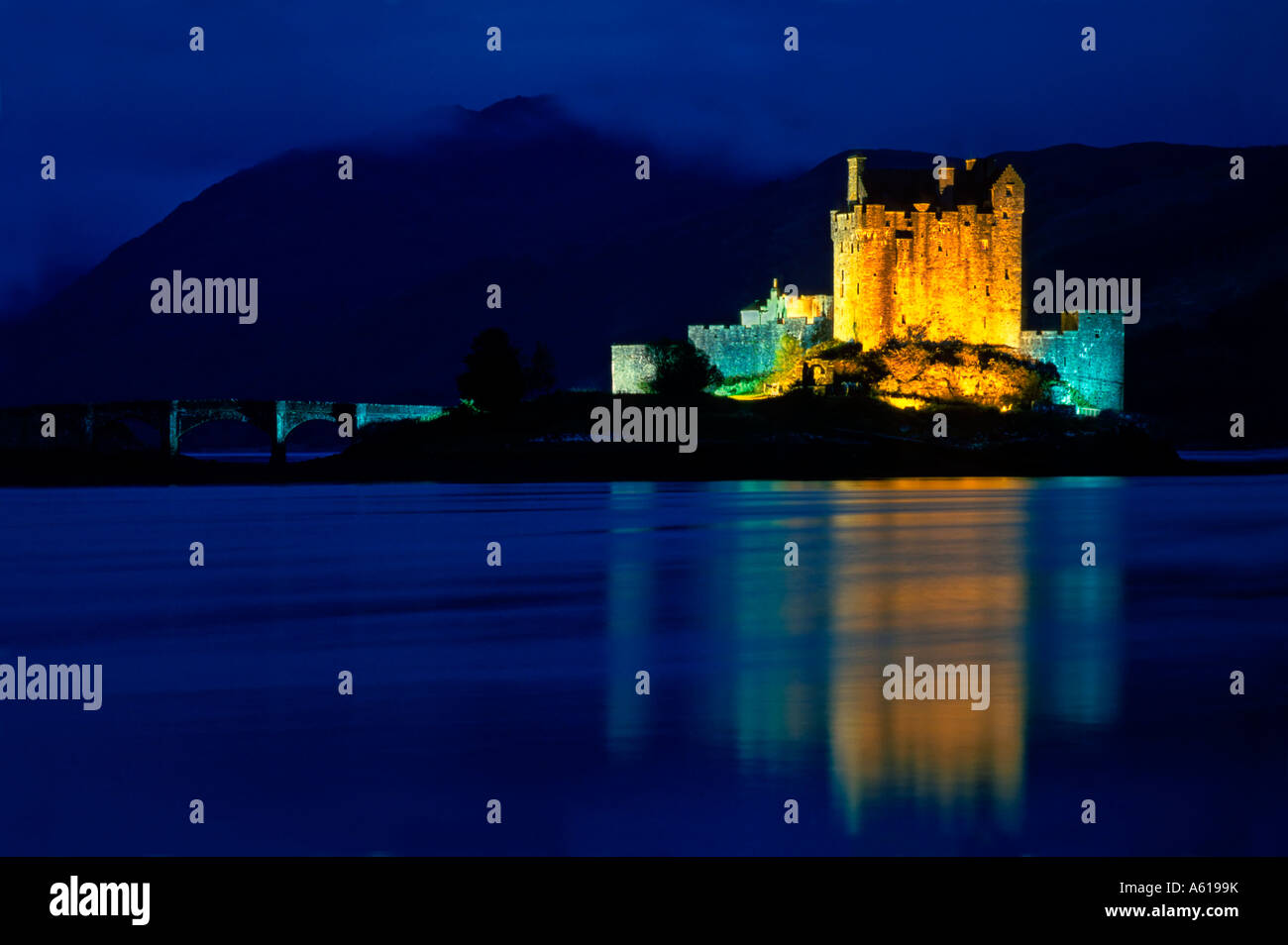 Beleuchtete Eilean Donan Castle, in der Nähe von Dornie, Highlands, Schottland, Großbritannien Stockfoto