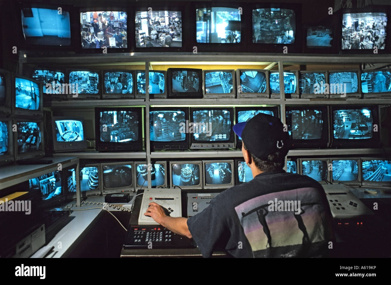 Kontrollraum für Überwachungskameras in einem Abteilung Speicher Stockfoto