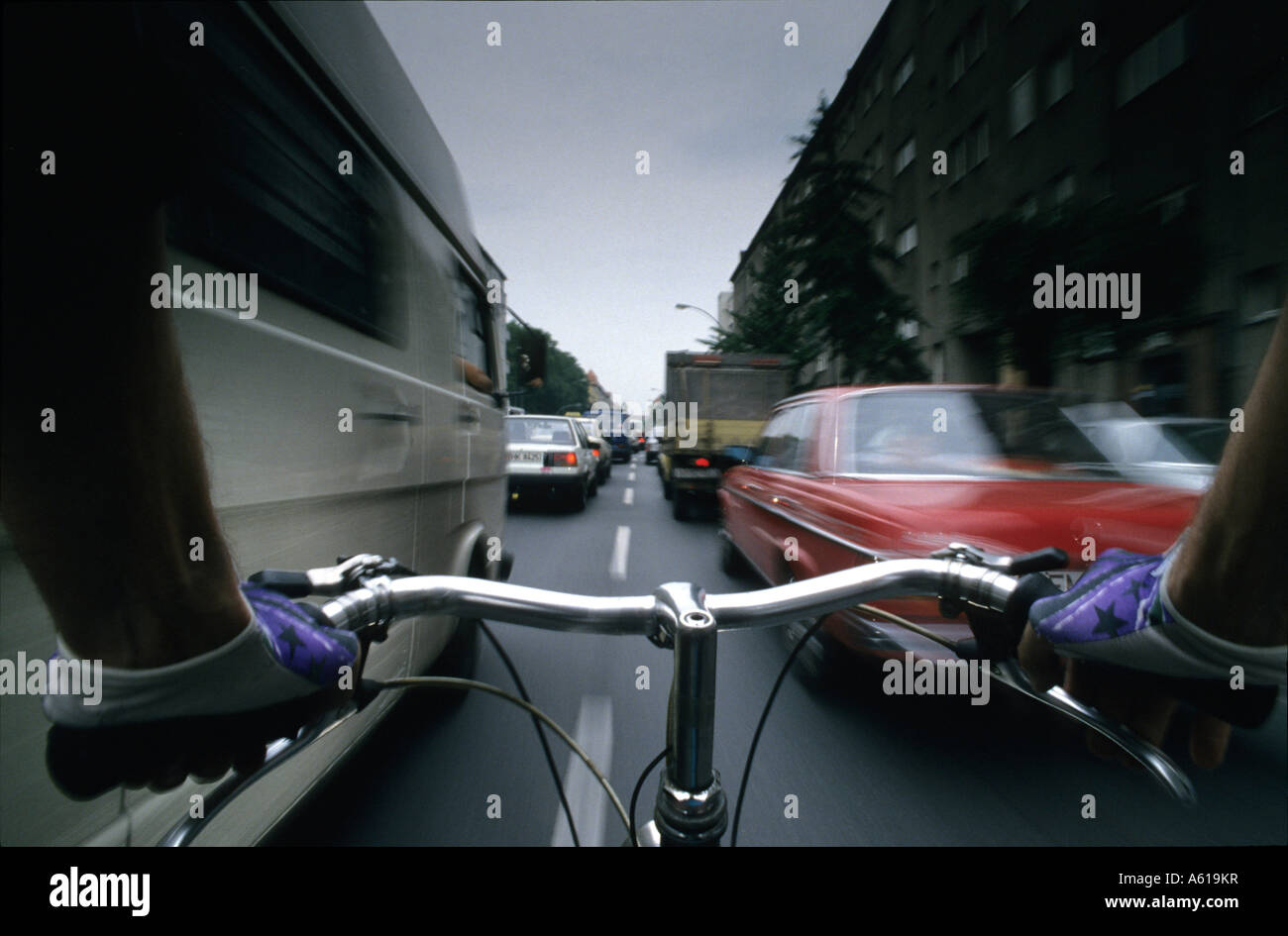 Radfahrer zwischen Autos Stockfoto