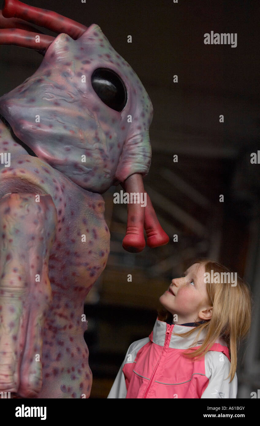 Kleines Mädchen im Gespräch mit einem außerirdischen monster Stockfoto
