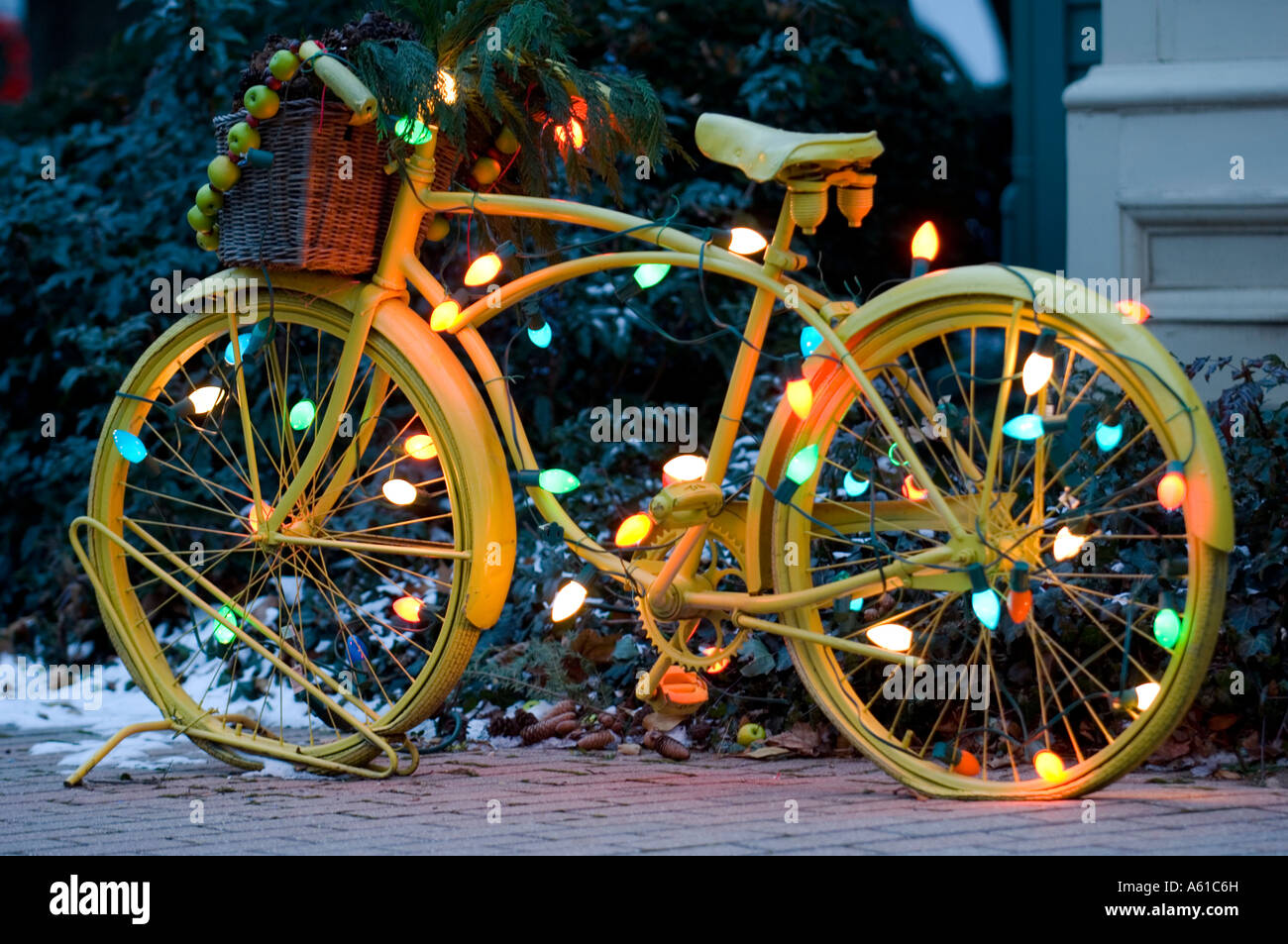 Fahrrad mit Weihnachtsbeleuchtung Stockfotografie Alamy