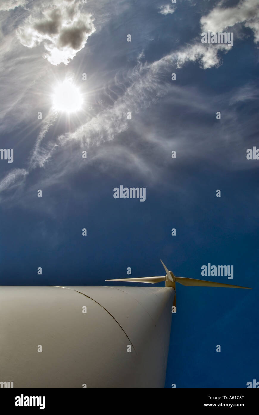 Erneuerbare Energien - Windkraft und Solarenergie, Nordfriesland, Schleswig-Holstein, Deutschland Stockfoto
