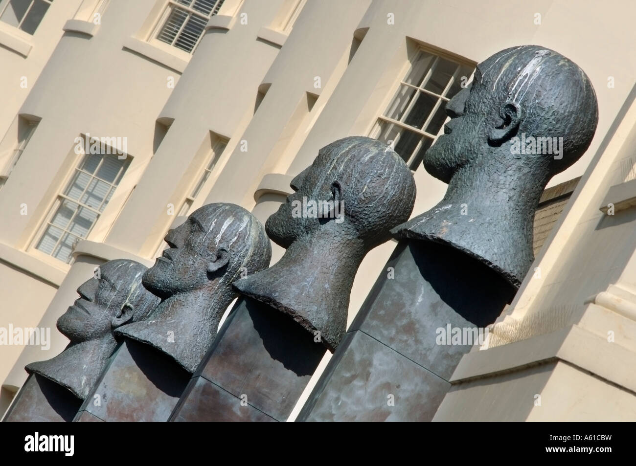 Dame Elizabeth Frink modellierte Köpfe "Der Wüste Quartett" außerhalb der Montague Shopping Centre in Worthing West Sussex Stockfoto