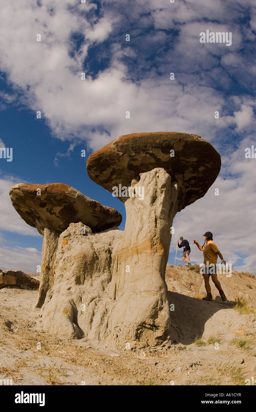 Wanderer und ein Mushroom Rock im Theodore-Roosevelt-Nationalpark North Dakota Stockfoto