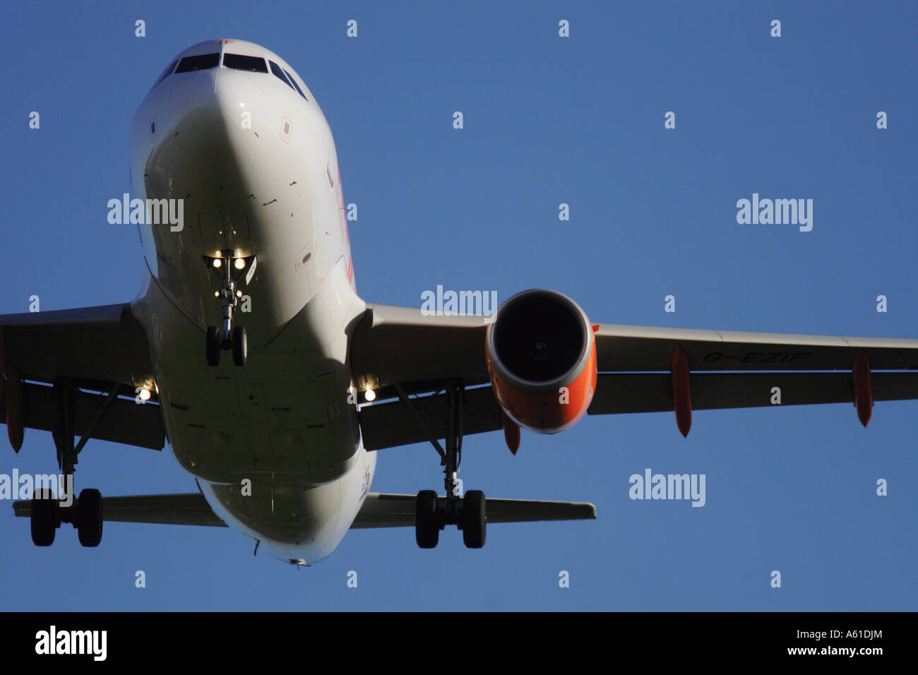 Düsenverkehrsflugzeug im Endanflug zu landen Stockfoto