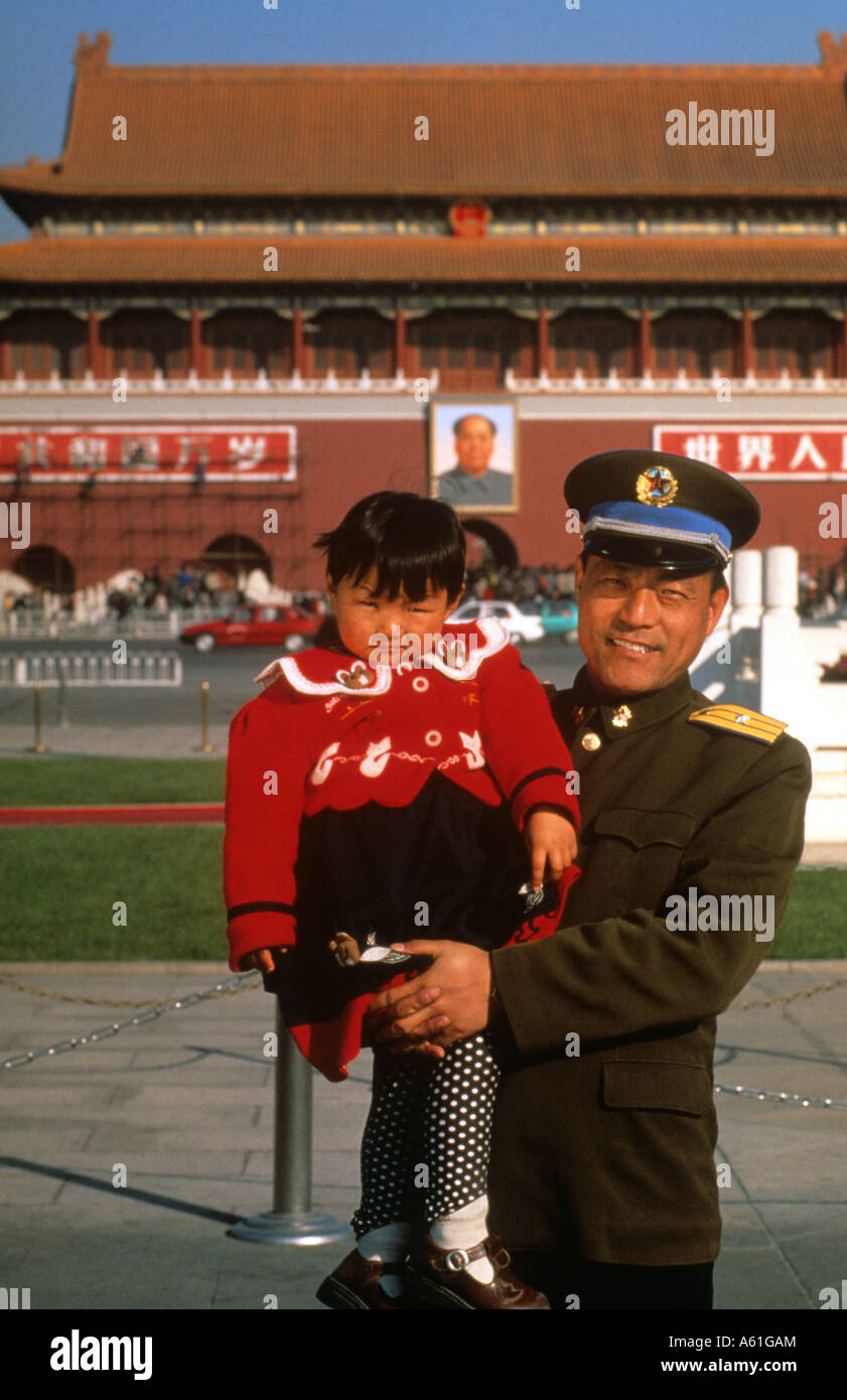 Polizist mit seiner Enkelin vor Eingang der verbotenen Stadt in Peking in der Nähe von Tienanmen-Platz Stockfoto