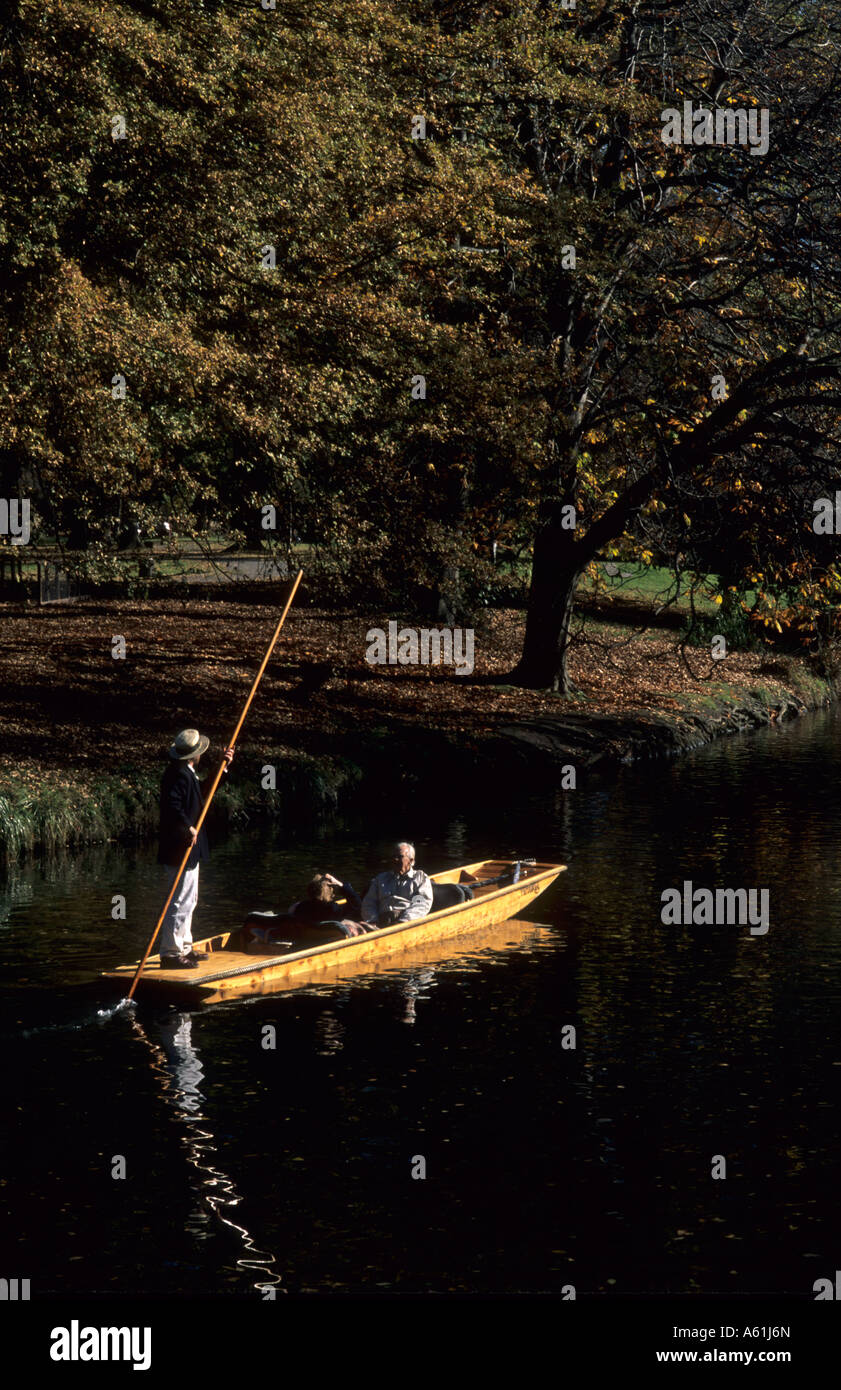 Schöne Szene von Bootfahren genannt Stechkahn fahren auf der romantischen Avon River Christchurch in kleinen malerischen Innenstadt in Neuseeland Stockfoto