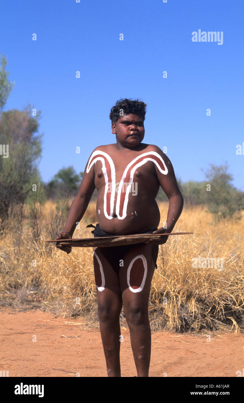 In der Nähe von Alice Springs Outback Australien alte Aborigines und Kunstwerke in Wüste gemalt Körper mit Bomberang für die Jagd Stockfoto